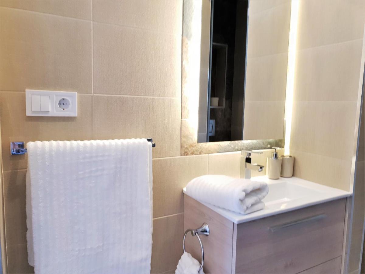 Fantastic Apartment B In Front Of The Sea & Marina เอสเตโปนา ภายนอก รูปภาพ